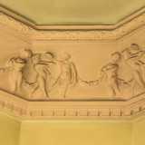 Puttini danzanti con strumenti musicali e corone vegetali occupano il fregio principale del soffitto, �movimentando� un ambiente ancora spoglio per via dei lavori  